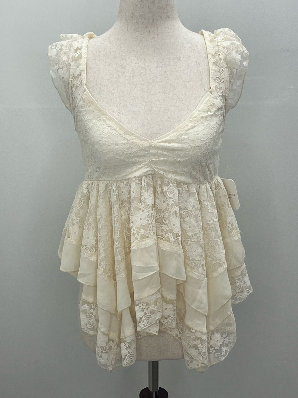 Altar'd State NWT Women’s Cream Lace Peplum Top Tiered Ruffle Tank Medium